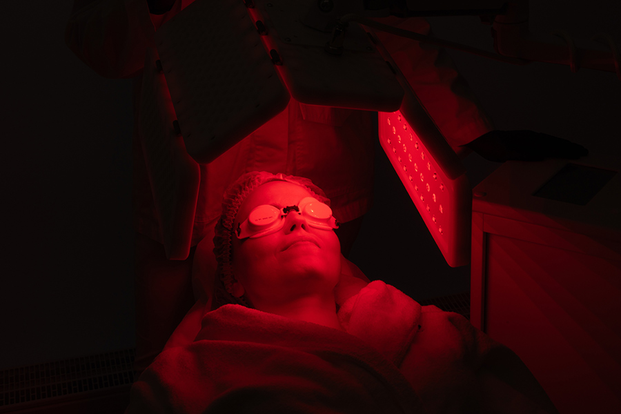 woman receiving red light therapy